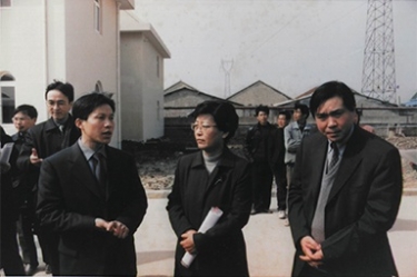2001年2月20日，時(shí)任國家環(huán)保局副局長汪紀(jì)戎一行視察公司